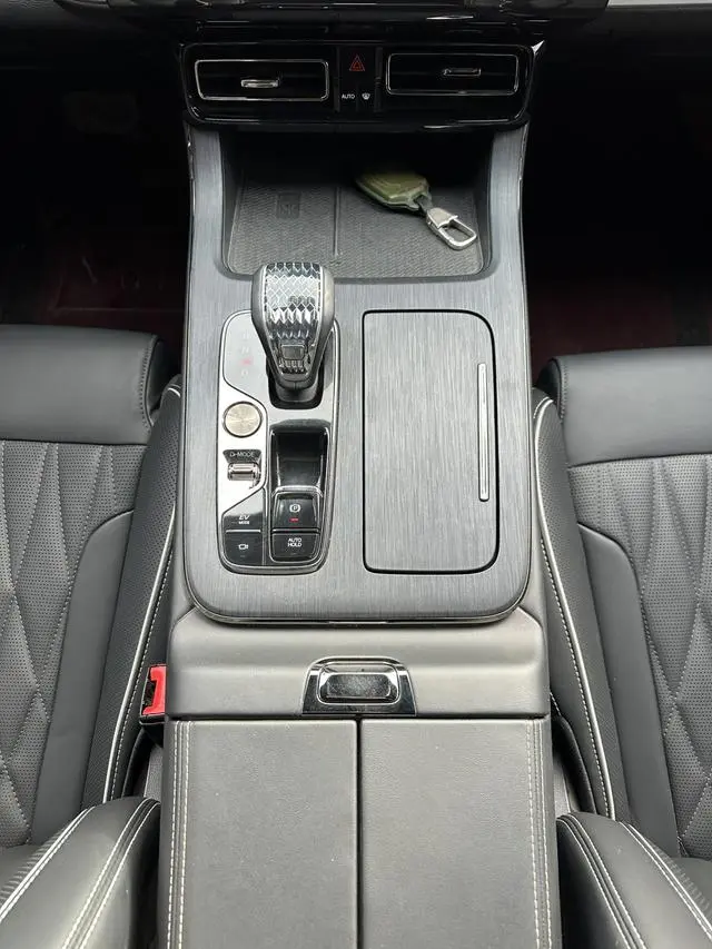 GAC Trumpchi GS8 Dual engine series 2.0TM hybrid two-wheel drive Premium Edition 7-seater
