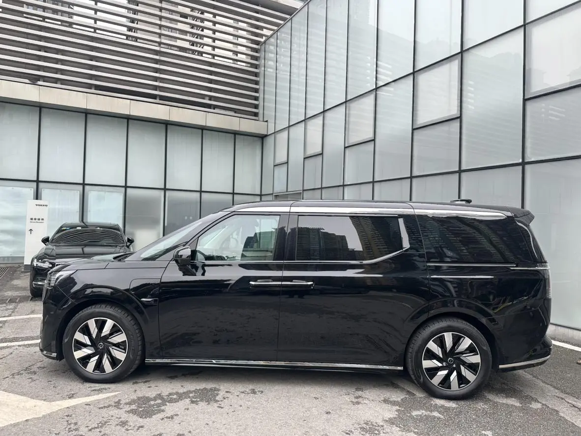 Volvo Volvo EM90 Ultra six seats