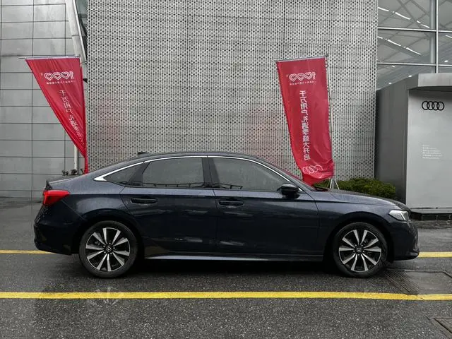 Honda Civic 2.0L e: HEV Pioneer Edition