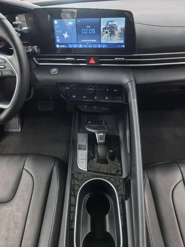 Hyundai Elantra 1.5L CVT LUX Premium Edition