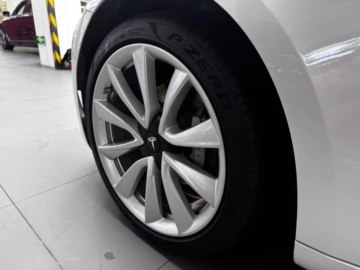 Tesla Model 3 Long battery life, rear-wheel drive version