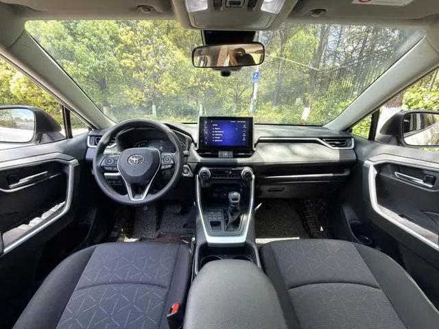 TOYOTA RAV4 Rongfang 2.0L CVT four-wheel drive fashion version