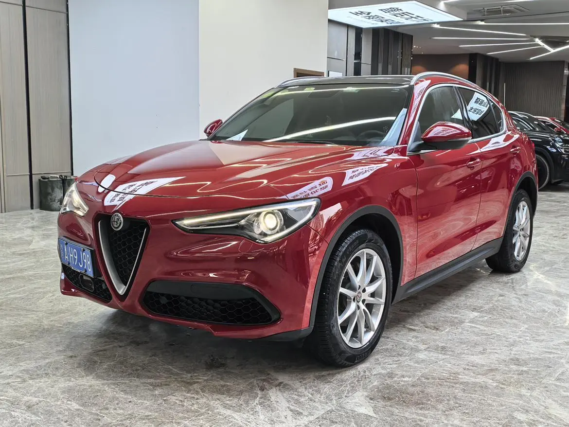 Alfa Romeo Stelvio 2.0T 200HP Deluxe Edition