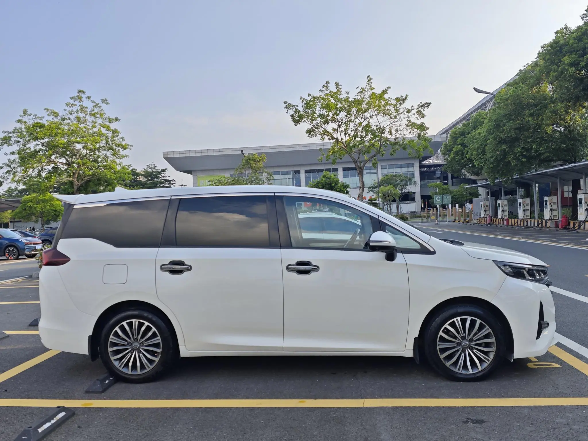 GAC Trumpchi M6 270T automatic Premium Edition 7-seater Country V