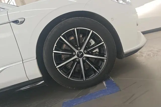 VOYAH Lantu chasing light PHEV Ultra-long battery life, four-wheel drive executive edition