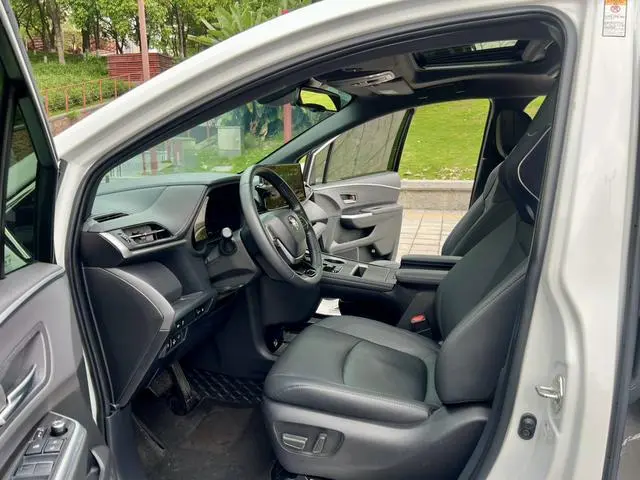 TOYOTA Saina 2.5L Hybrid Extreme Edition