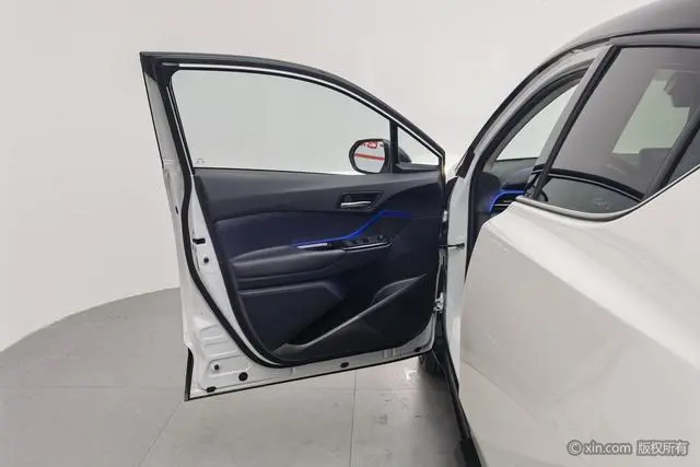 TOYOTA Toyota C-HR 2.0L Luxury Sunroof version Country VI