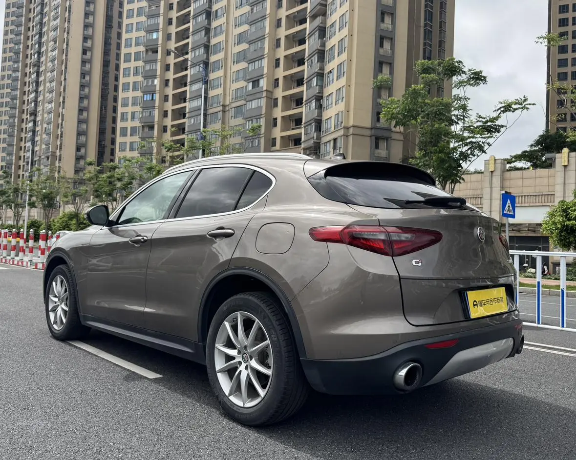 Alfa Romeo Stelvio 2.0T 280HP Deluxe Edition