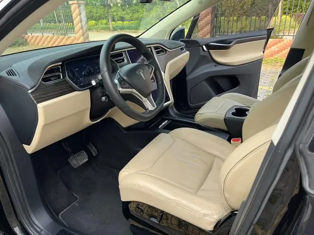 Tesla Model X 90D