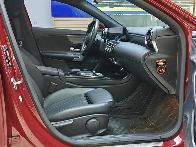 Mercedes-Benz Mercedes-Benz A-class Facelift A 180 L sports sedan