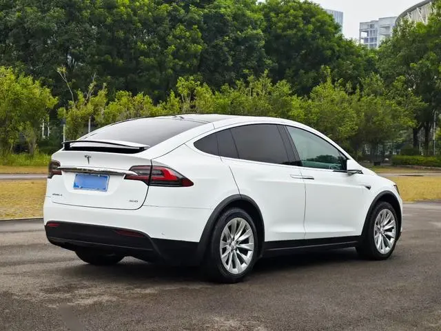 Tesla Model X 90D