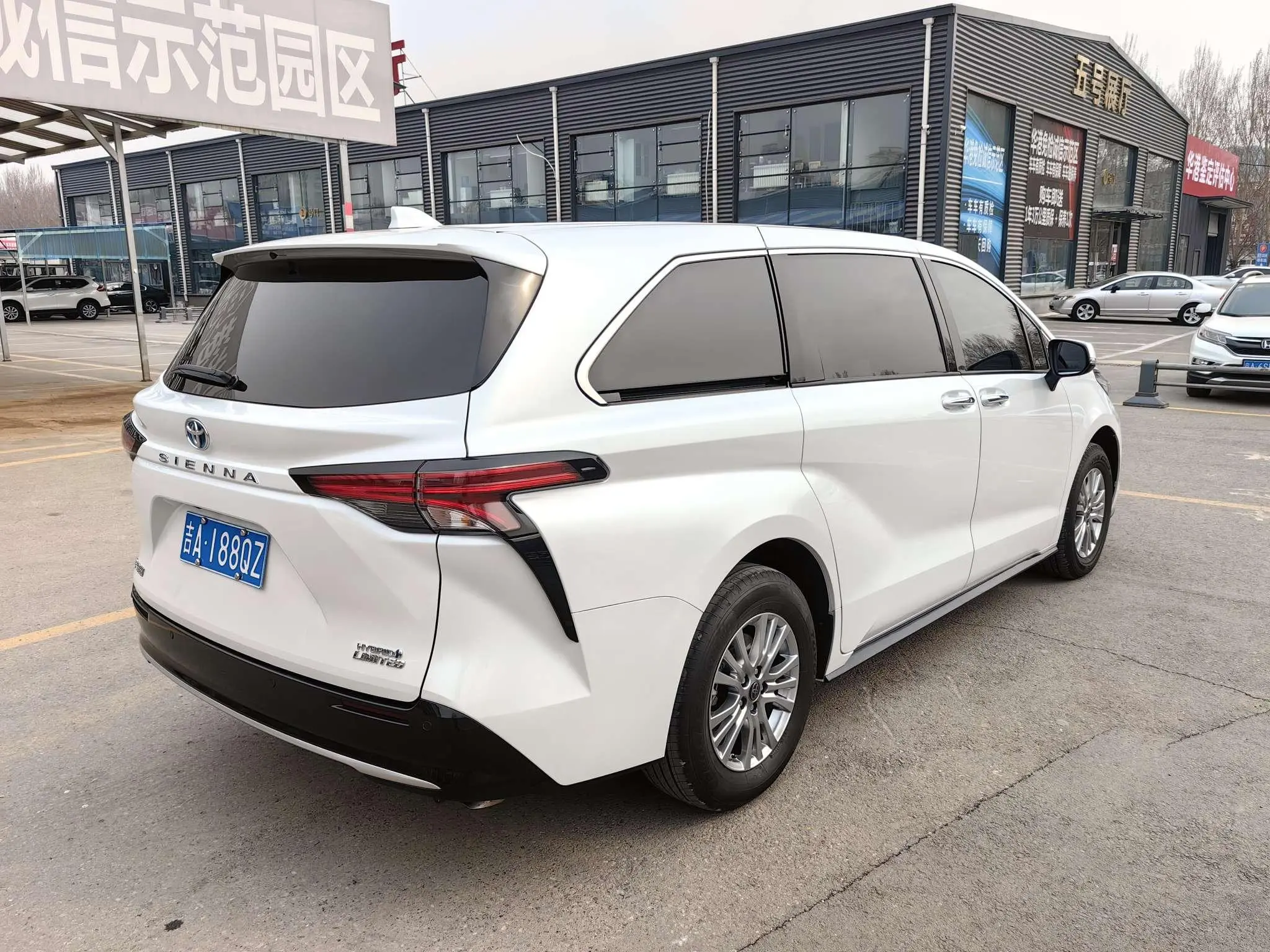 TOYOTA Saina 2.5L Hybrid Premium Edition