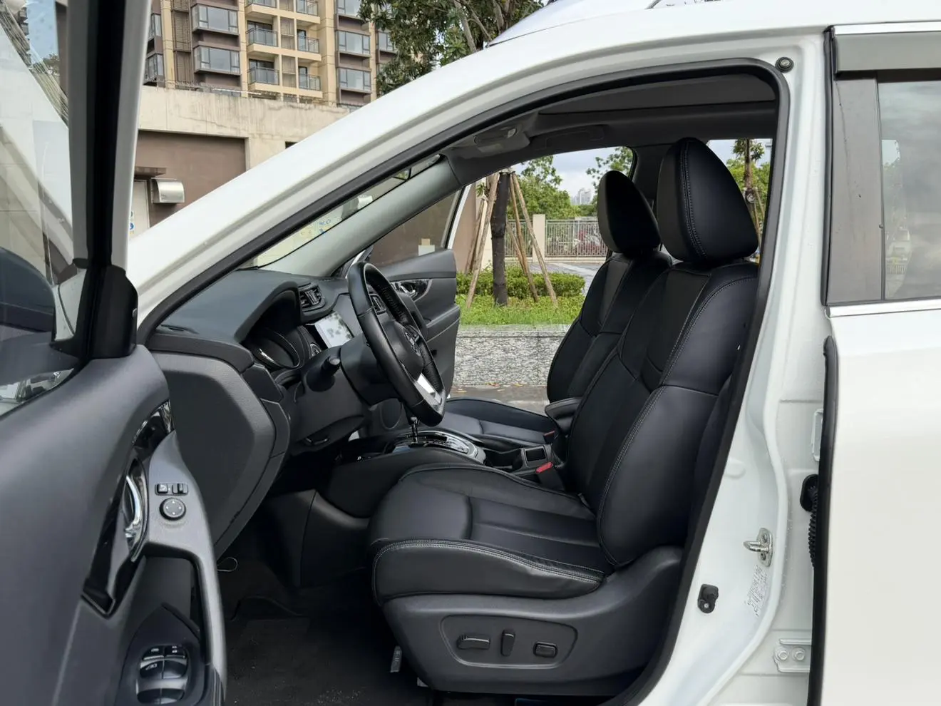 Nissan Qijun 2.0L CVT Zhilian seven-seater Comfort Edition 2WD