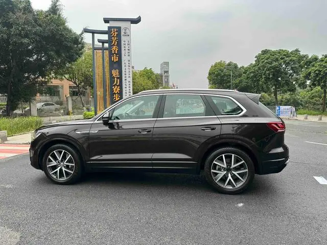 Volkswagen Touareg 3.0 TSI Sharp Front Version Country V