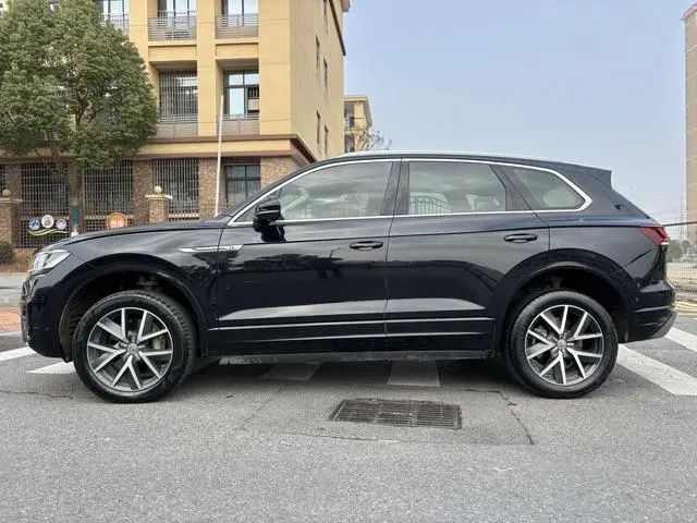 Volkswagen Touareg 3.0 TSI Sharp Front Version Country V