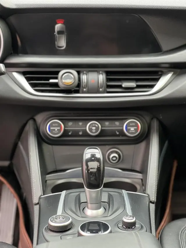 Alfa Romeo Stelvio 2.0T 200HP Deluxe Edition