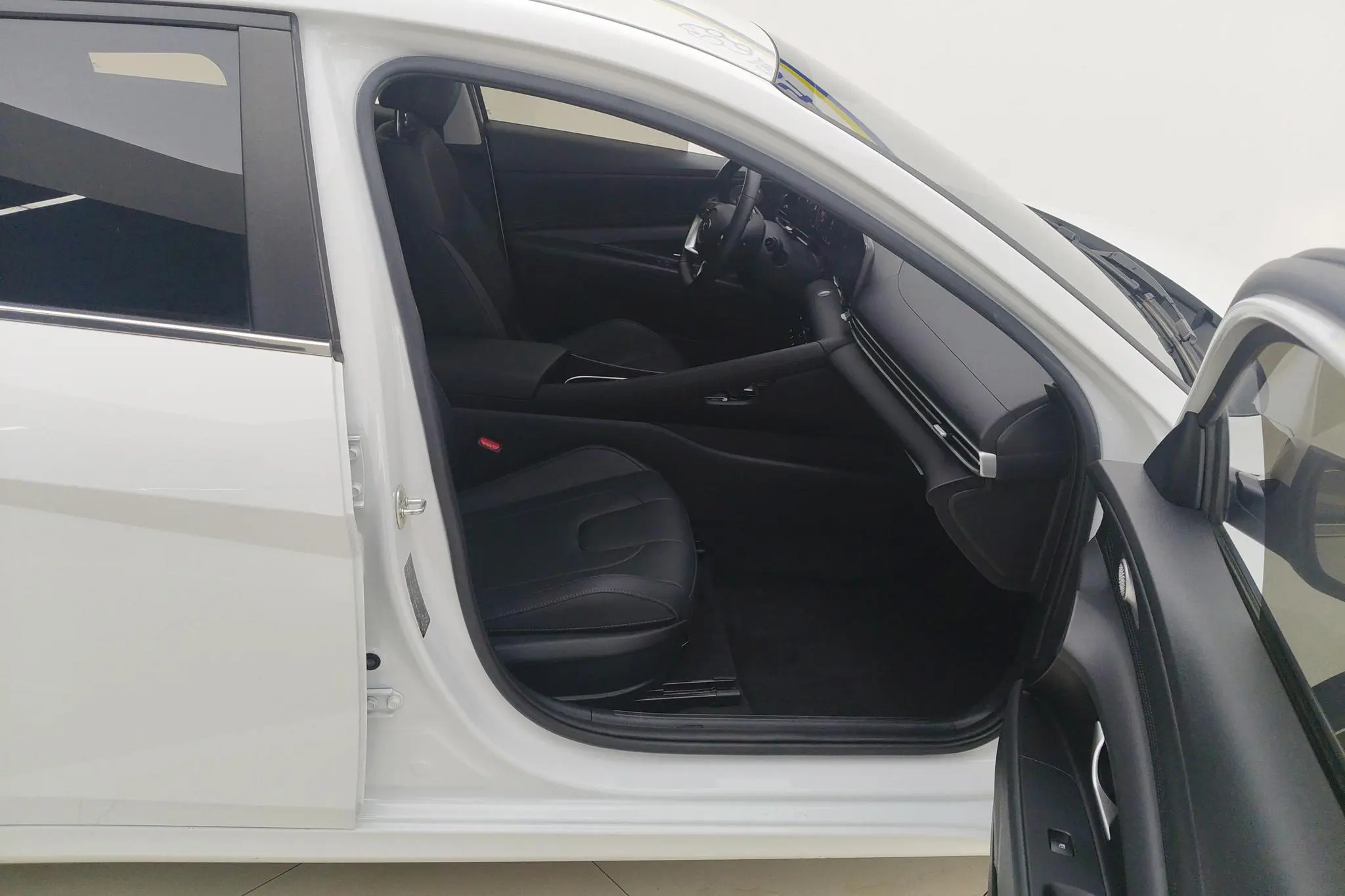 Hyundai Elantra 1.5L CVT LUX Premium Edition