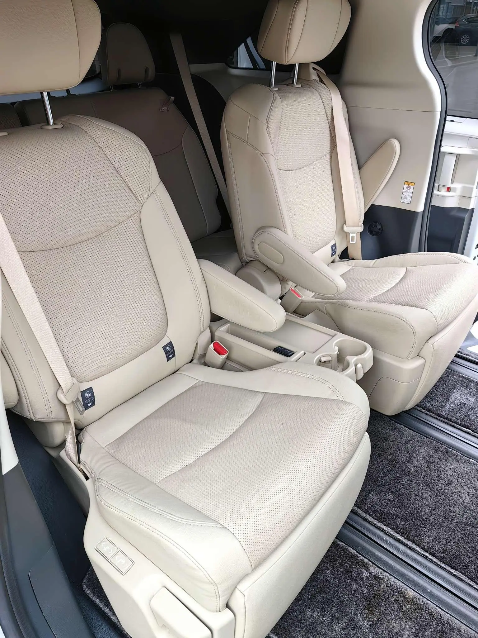 TOYOTA Saina 2.5L Hybrid Premium Edition