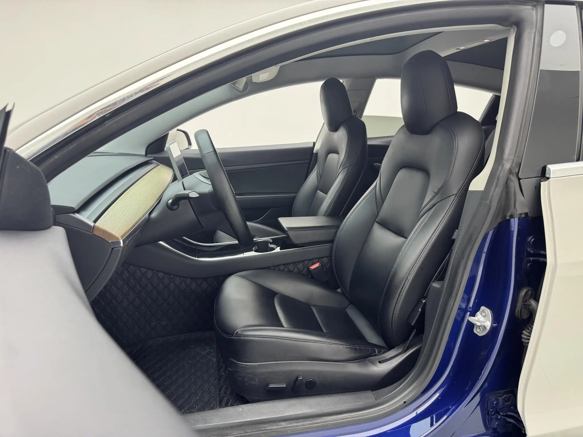 Tesla Model 3 Upgraded version of standard battery life rear drive