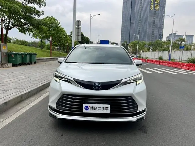 TOYOTA Saina 2.5L Hybrid Extreme Edition