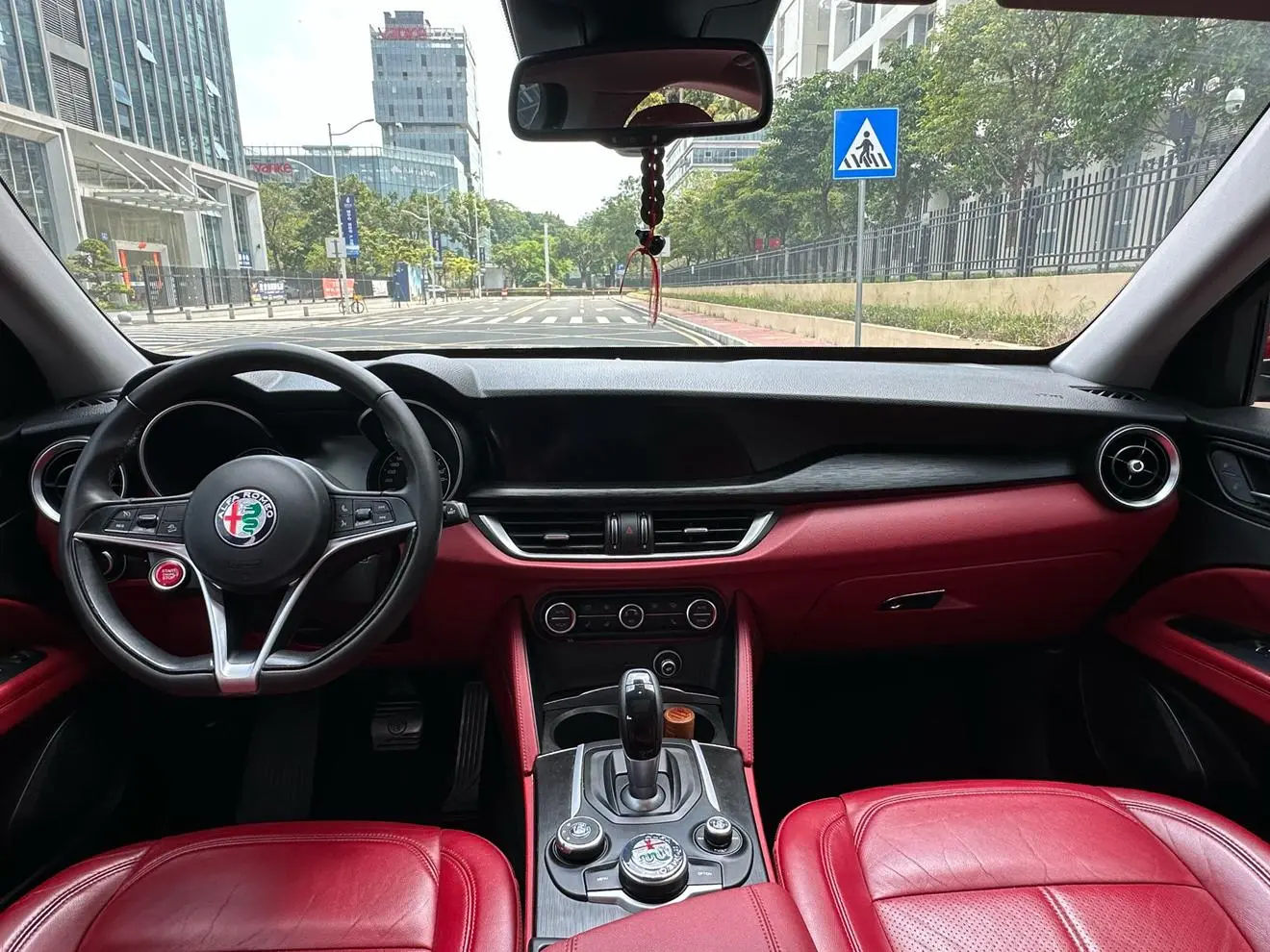 Alfa Romeo Stelvio 2.0T 200HP Deluxe Edition