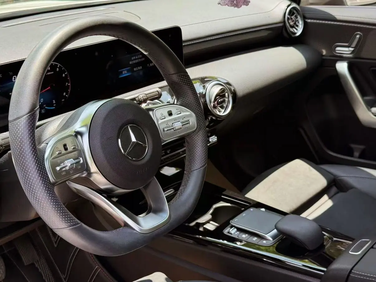Mercedes-Benz Mercedes-Benz A-class A 200 L sports sedan fashion Version