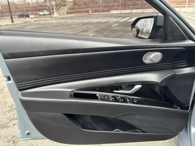 Hyundai Elantra 1.5L CVT LUX Premium Edition