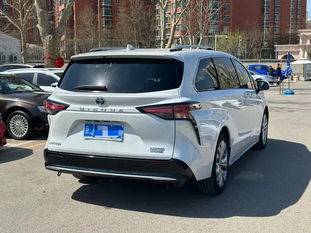 TOYOTA Saina Facelifted dual engine 2.5L Premium Edition