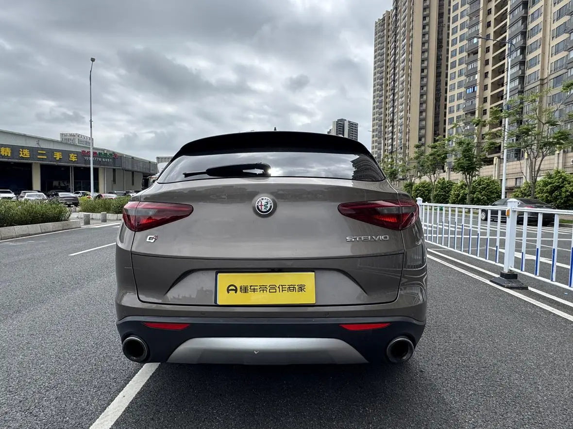 Alfa Romeo Stelvio 2.0T 280HP Deluxe Edition