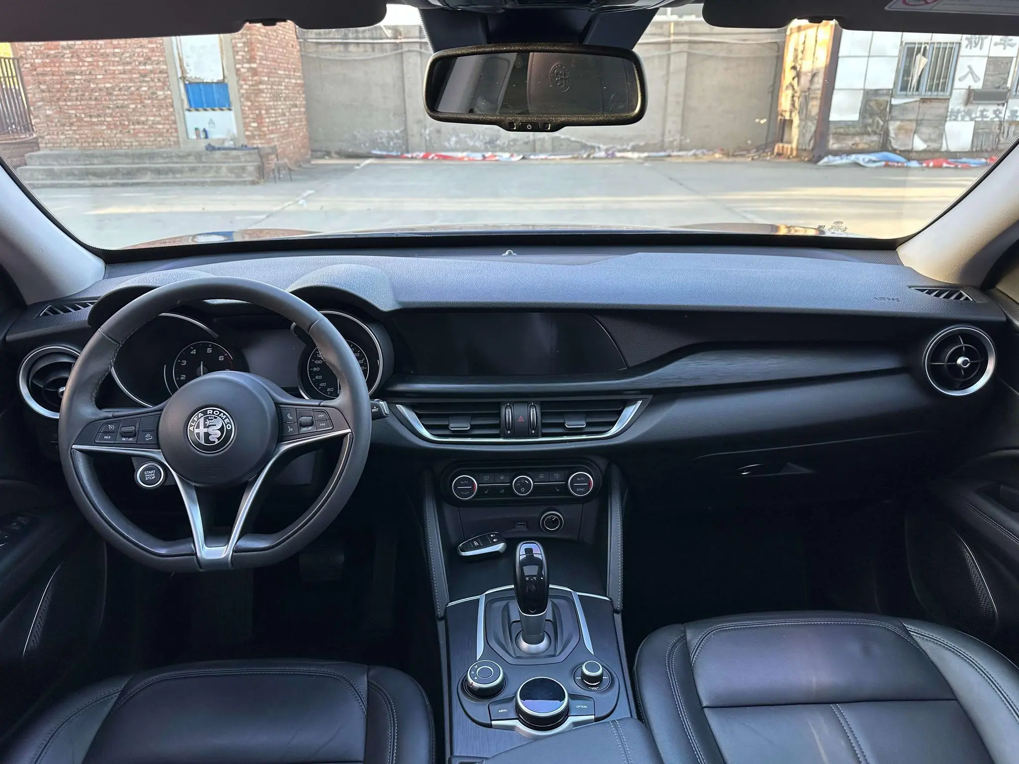 Alfa Romeo Stelvio 2.0T 200HP Deluxe Edition