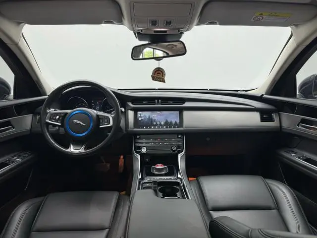Jaguar Jaguar XFL 2.0T P200 two-wheel drive Fenghua version