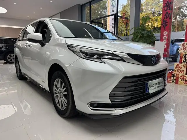 TOYOTA Saina 2.5L Hybrid Deluxe Edition