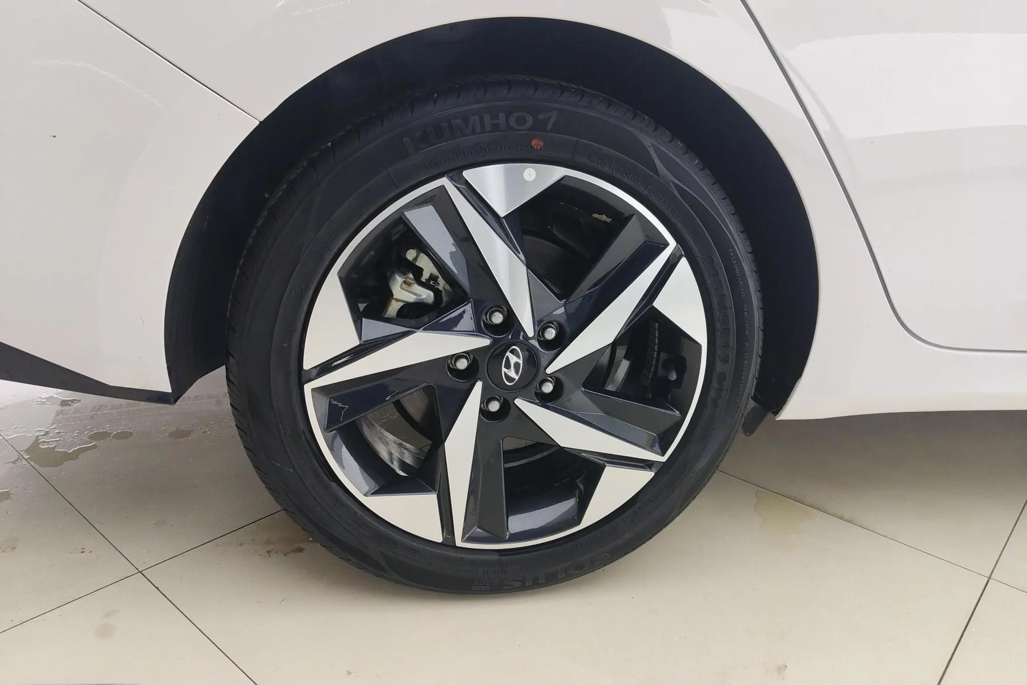 Hyundai Elantra 1.5L CVT LUX Premium Edition
