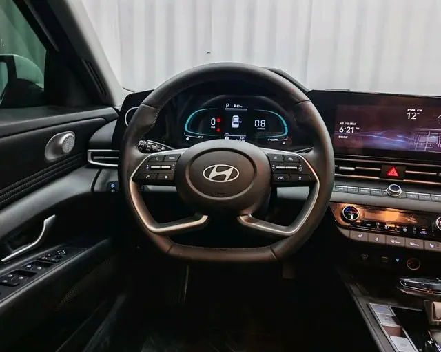 Hyundai Elantra 1.5L CVT LUX Premium Edition