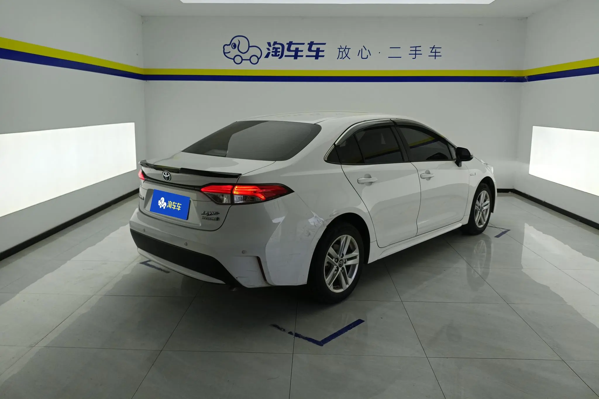 TOYOTA Lei Ling Dual engine 1.8H E-CVT Leading version