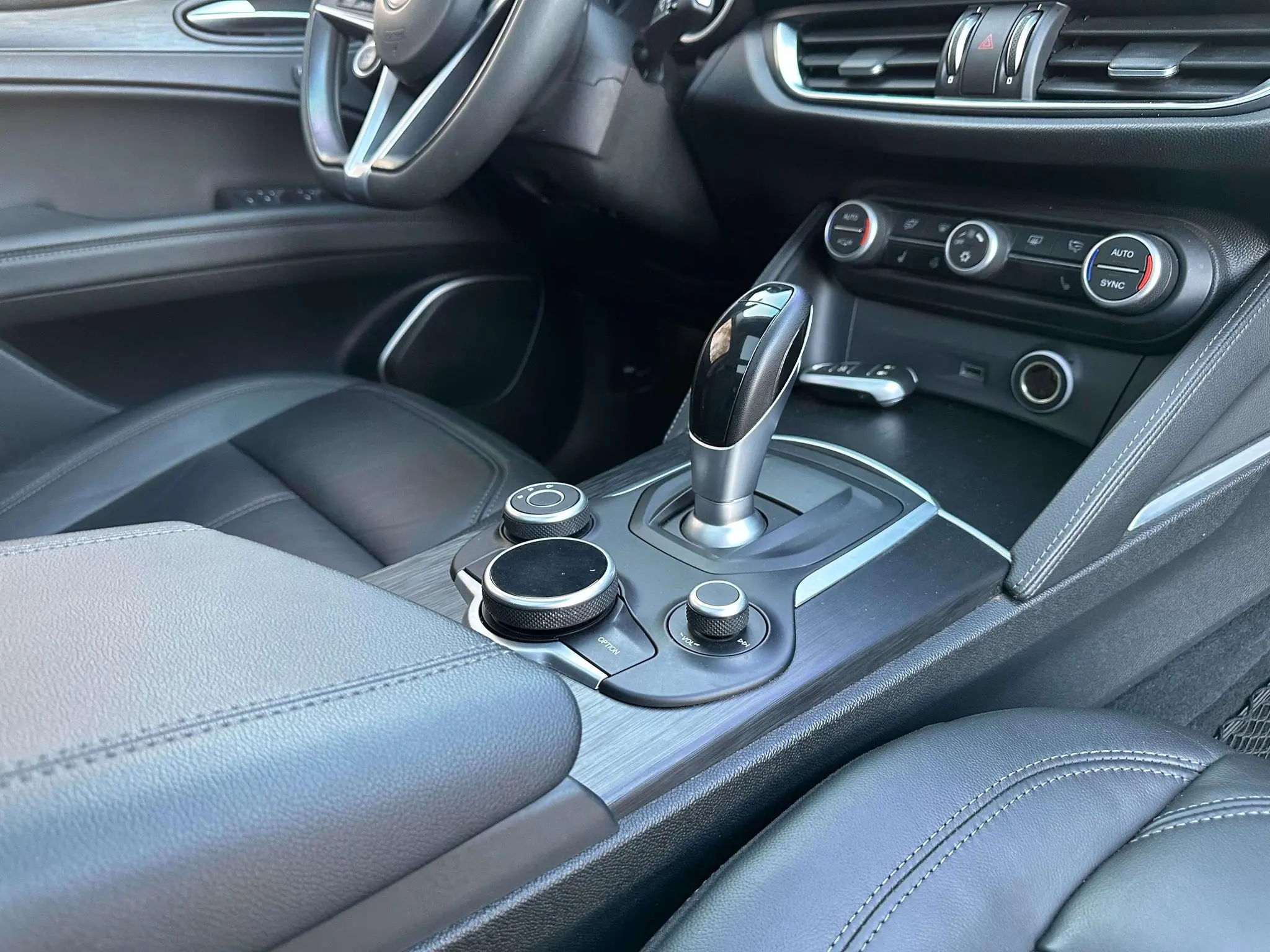 Alfa Romeo Stelvio 2.0T 200HP Deluxe Edition
