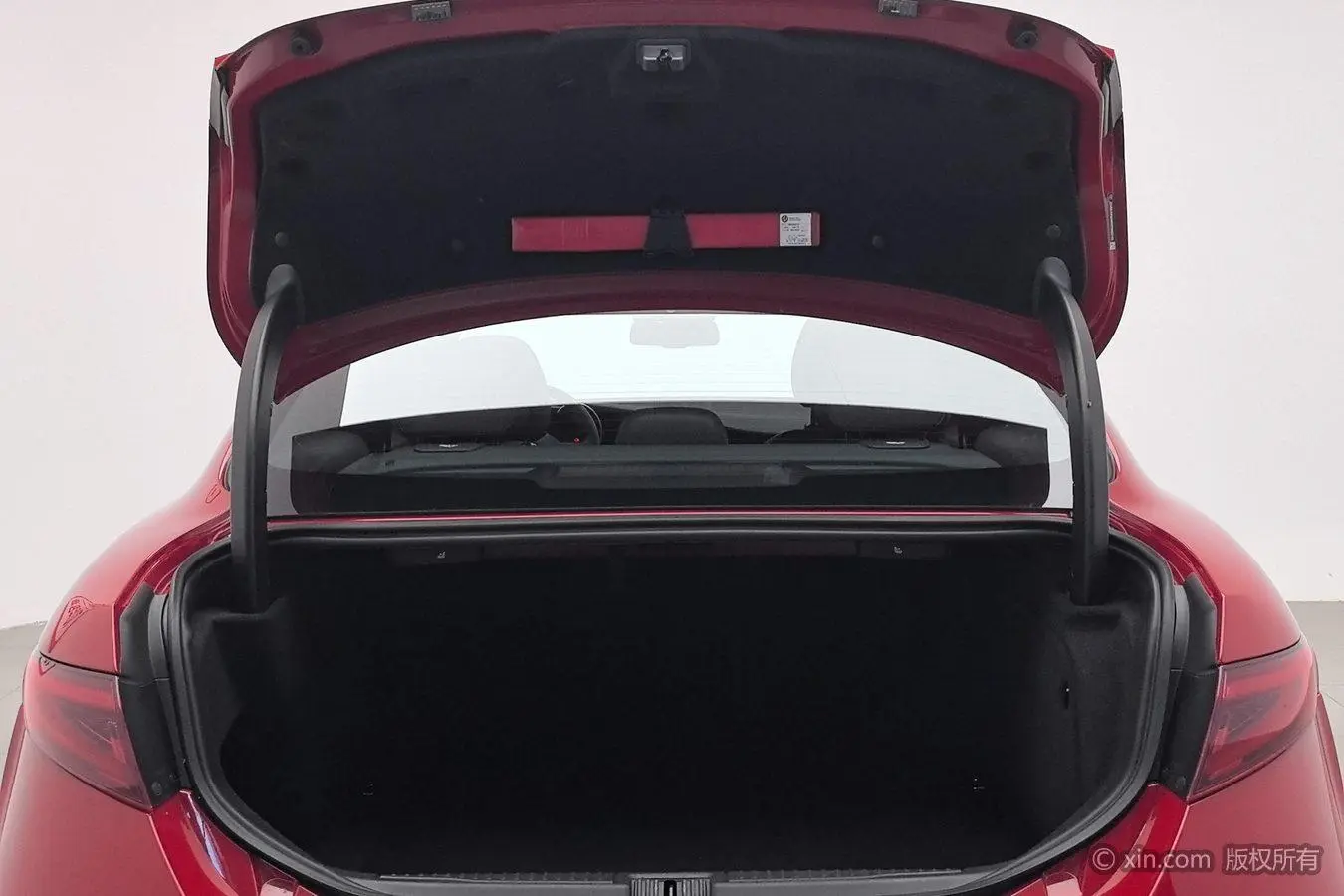 Alfa Romeo Giulia 2.0T 280HP Ti driving control version