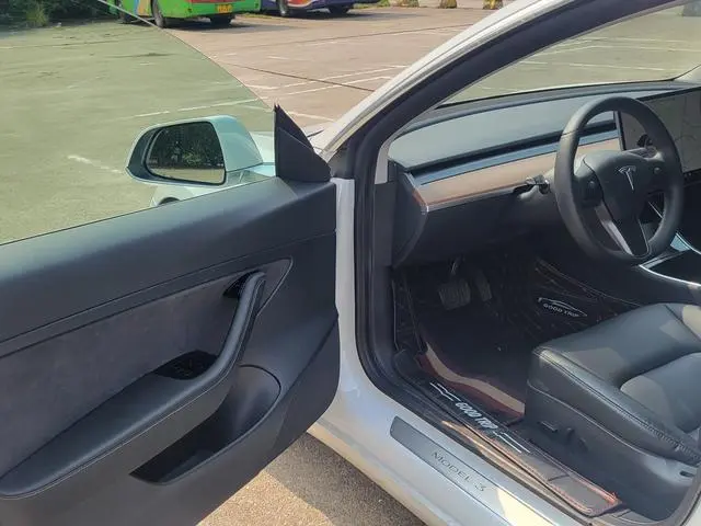 Tesla Model 3 Upgraded version of standard battery life rear drive