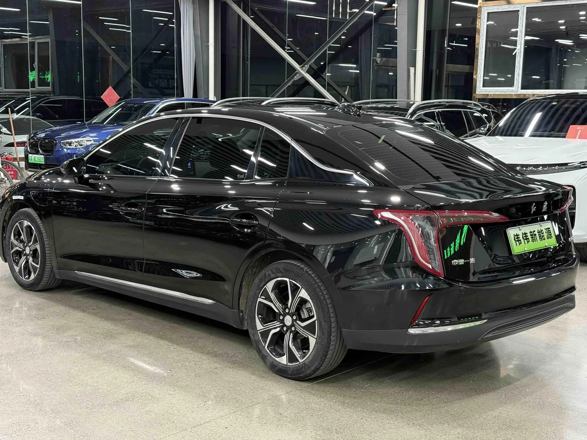 Hongqi Hongqi E-QM5 Basic Travel Version