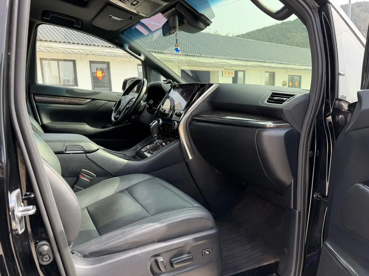 TOYOTA Elfa Dual Engine 2.5L Premium Edition