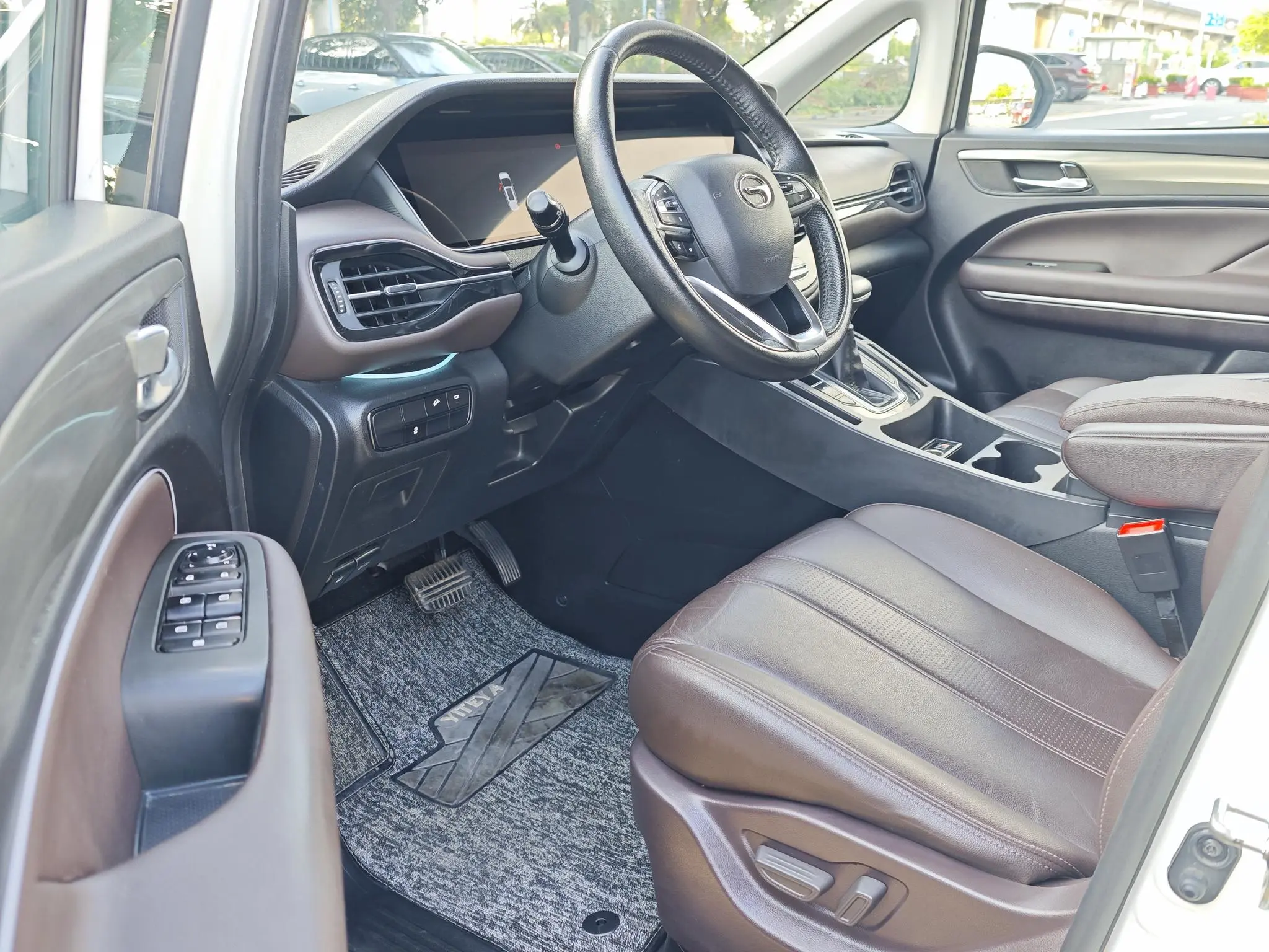 GAC Trumpchi M6 270T automatic Premium Edition 7-seater Country V
