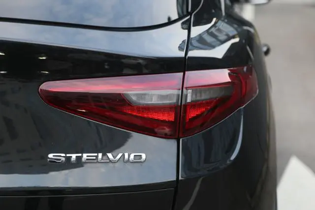 Alfa Romeo Stelvio 2.0T 200HP Deluxe Edition