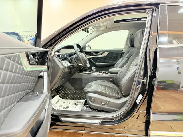Hongqi Hongqi HS5 2.0T Zhilian flag collar four-wheel drive version