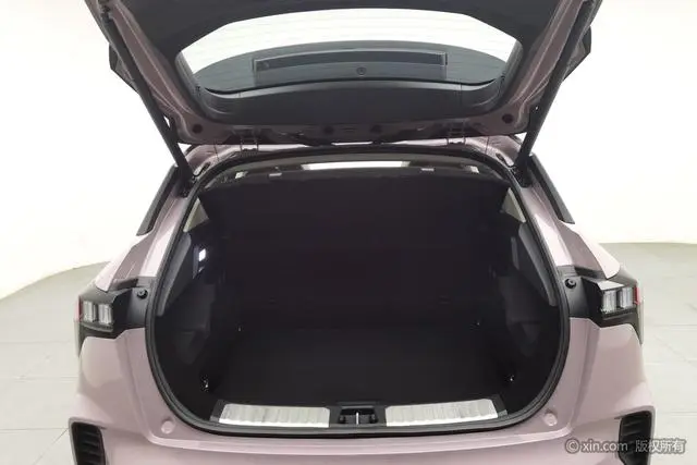 LYNK & CO Lynk 06 1.5T Shero Pink Special Edition