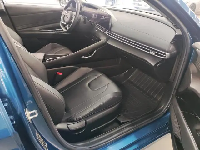 Hyundai Elantra 1.5L CVT LUX Premium Edition
