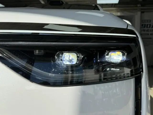 AITO Ask the world M8 Pure electric Max+ six-seater four-wheel drive version