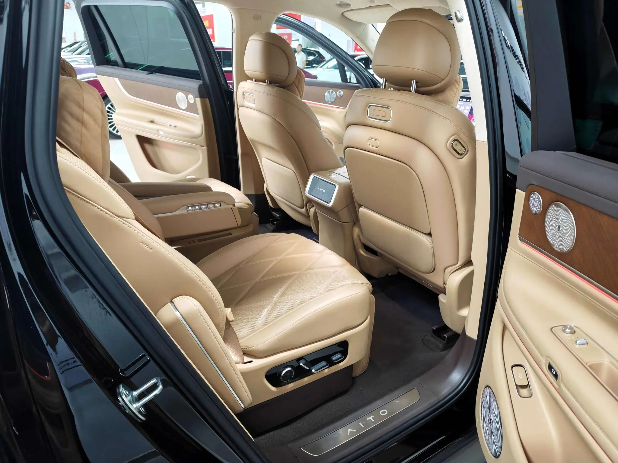 AITO Ask the world M9 Extended range Ultra six-seater version