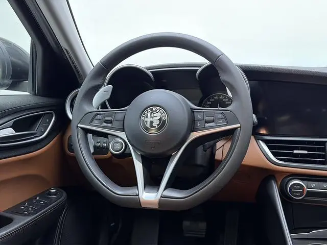 Alfa Romeo Giulia 2.0T 280HP Deluxe Edition