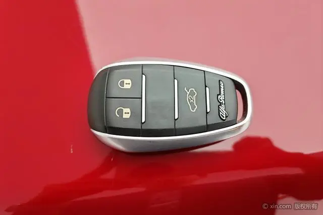 Alfa Romeo Stelvio 2.0T 280HP Deluxe Edition