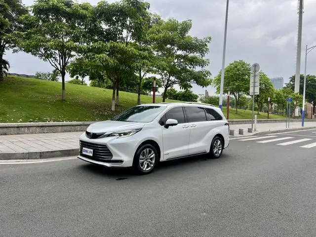 TOYOTA Saina 2.5L Hybrid Extreme Edition